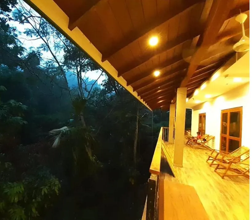 Old Bridge Riverside Hotel, hotel in Kitulgala