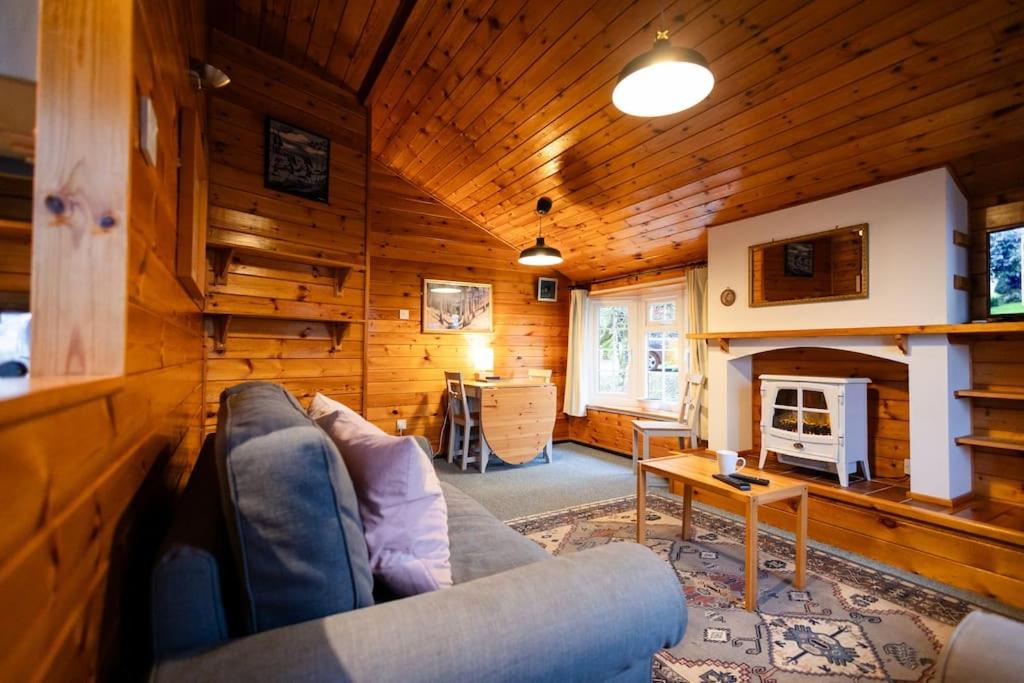 Cozy Norwegian Style Log Cabin in Rural Snowdonia - 2 Bedrooms & Parking by Seren Short Stays, Ffestiniog
