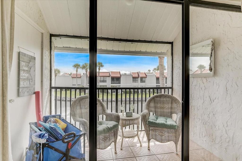 *Steps to Beach, Heated Pool, Balcony, Amenities*, Bradenton Beach