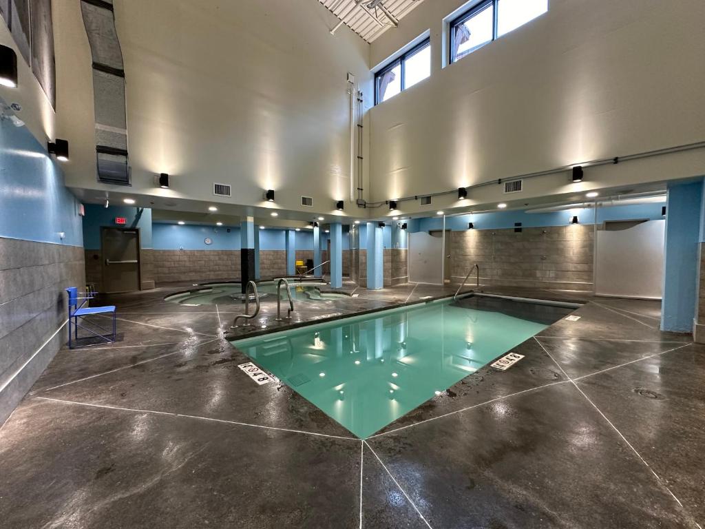 Solara Studio with Pool/Hot tub/Parking/Gym, Canmore