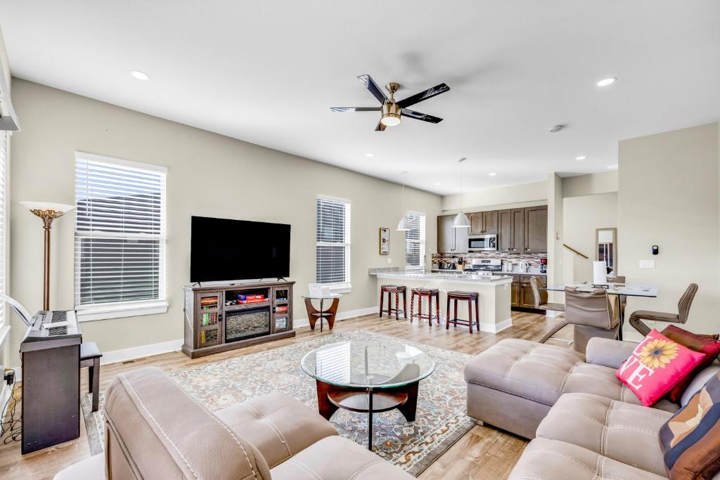 New! Mountain Views, Walk to Eat or Shop, Garage, 3BR, Woodland Park