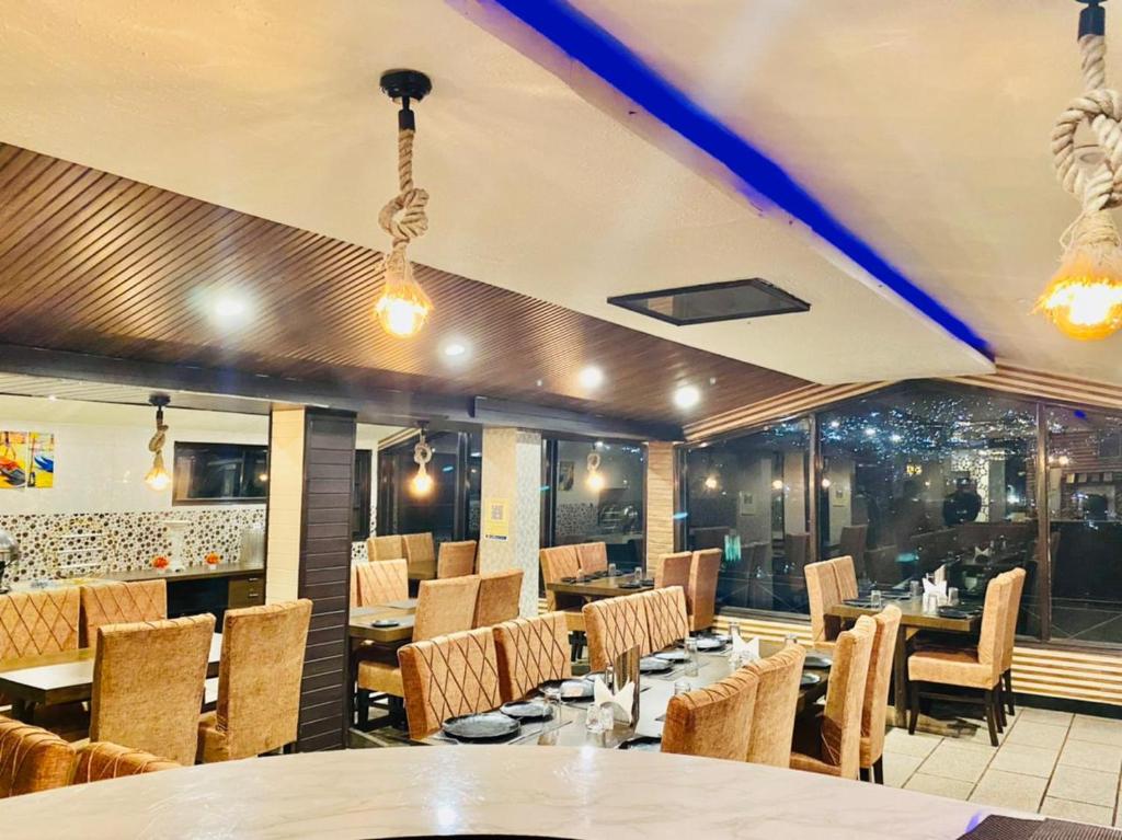 Restaurant, Hotel Aachman Regency in Shimla