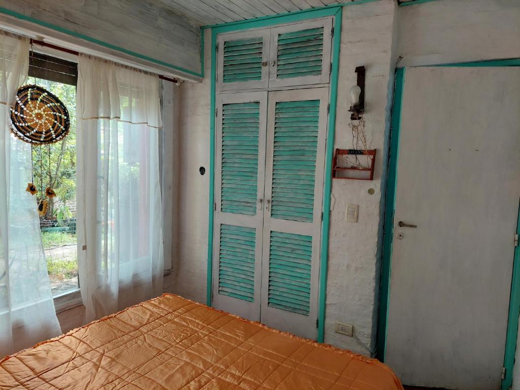 Habitación con cama matrimonial en hermoso Chalet golf - 5