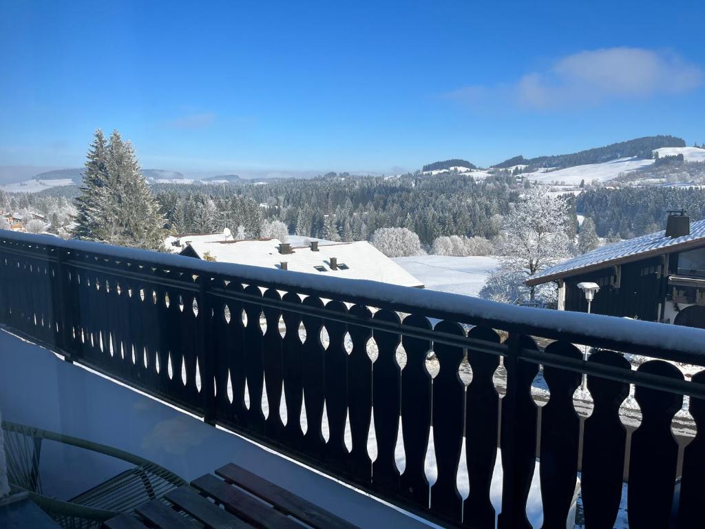 Helle Wohnung mit großem Balkon - 2