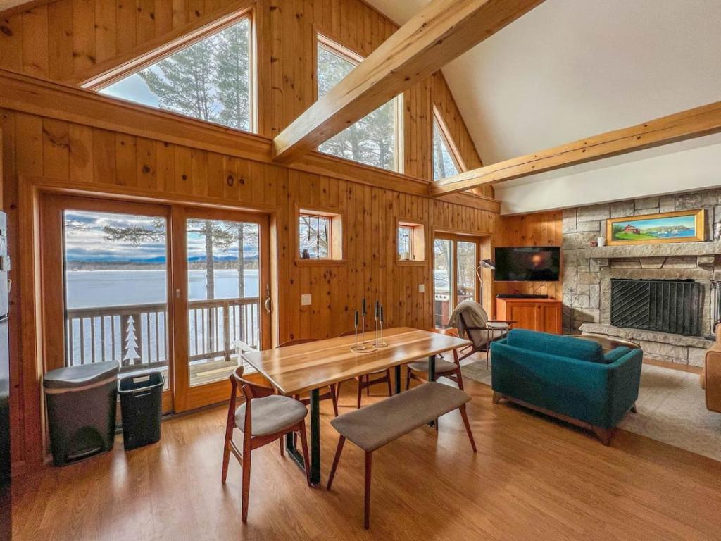 The Bellemark, Lakefront Cabin plus Incredible Views