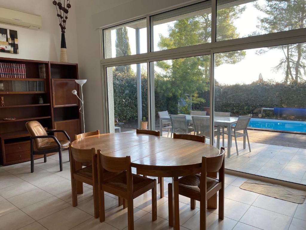 Villa moderne avec piscine dans impasse au calme