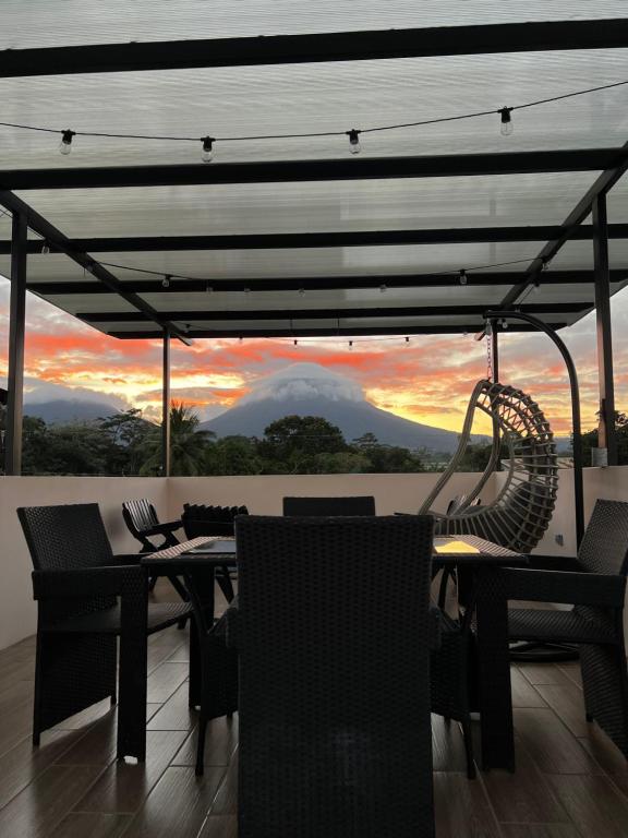 Rooftop and stunning Arenal Volcano views 3 minutes from La Fortuna, Фортуна