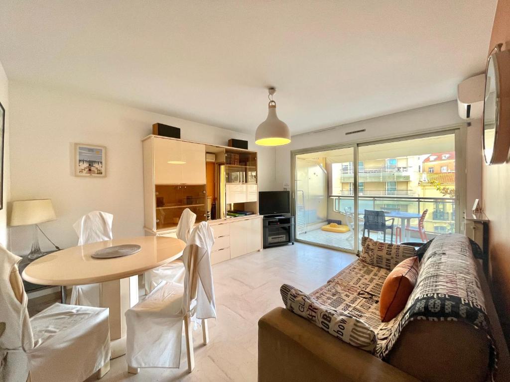 Cannes center 2, by Welcome to Cannes, Cannes