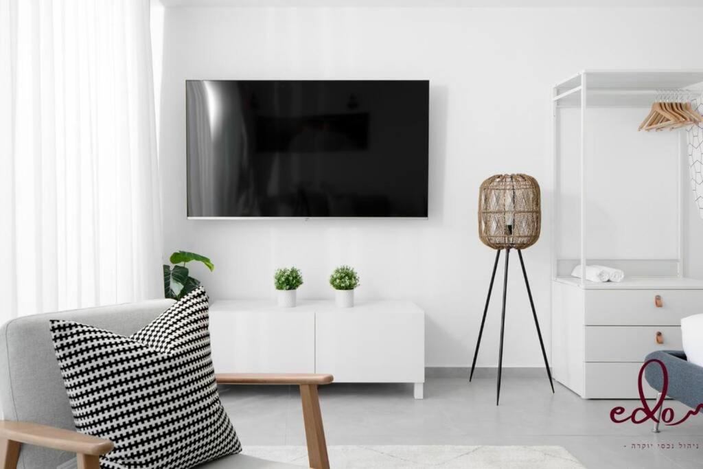 סטודיו מרווחות עם מרפסת 50 מטר מהים - By Edomlux, Ejlat