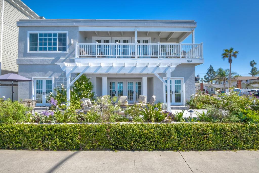 Juniper Beach Entire Home - Sleeps 18 - Oceanfront, Carlsbad