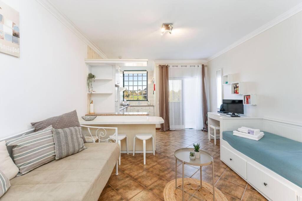 Comfortable studio + pool few steps from beach, Alvor