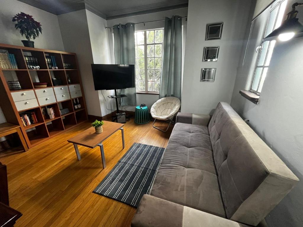 AMAZING RESTORED 1940s ART-DECO APARTMENT - 2