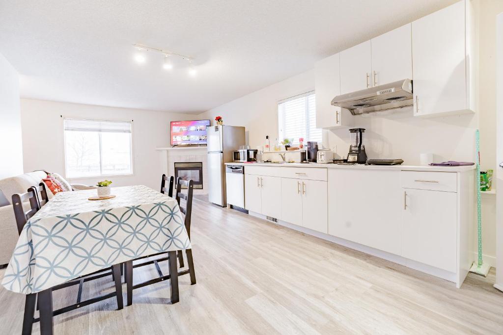 Walkout Basement Suite, 2 BDR 4BD, Bright and Spacious, Calgary
