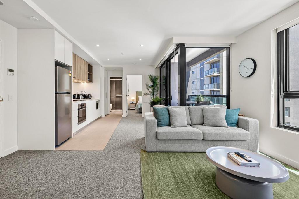 Prime Location, Balcony, Gym, Tram, Space & Style!, Melbourne