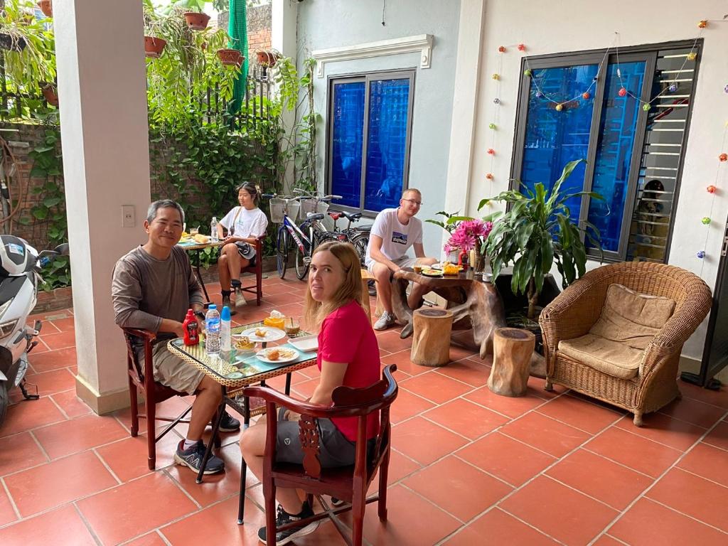 Mr Thông, Đội 2 - Tam Coc Motel