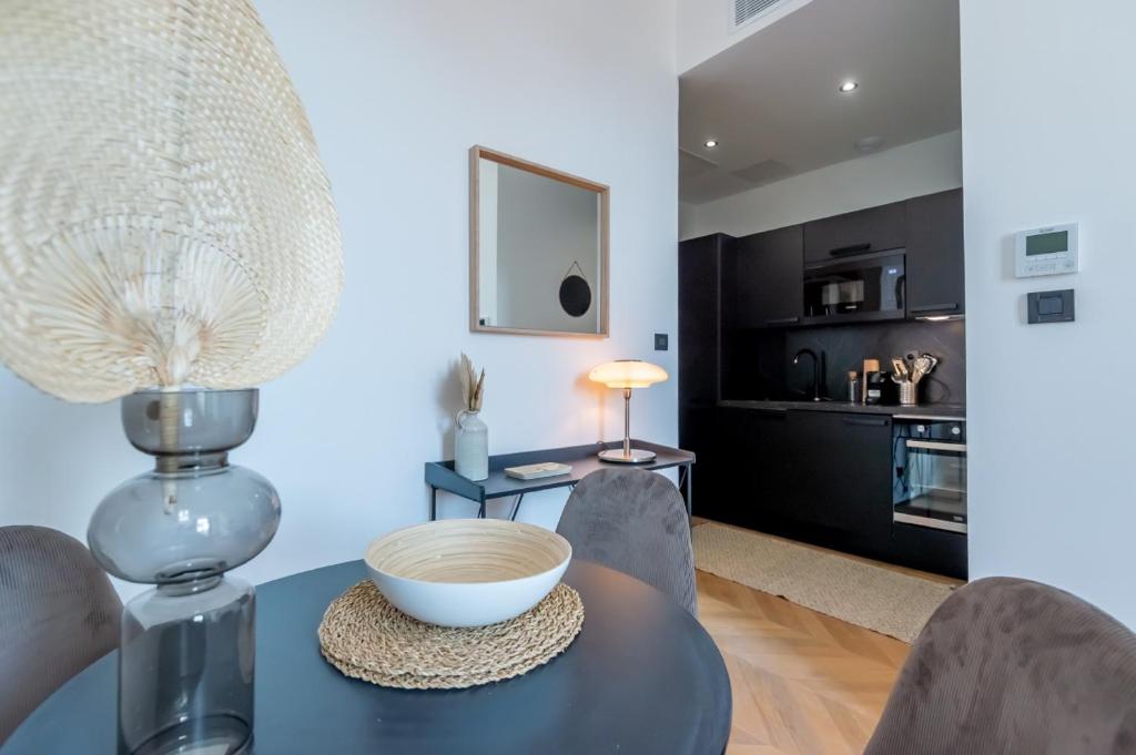301a Charming 2 rooms refurbished super center - 4