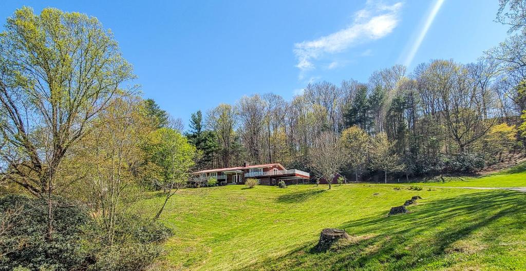 Grapevine Retreat, West Jefferson