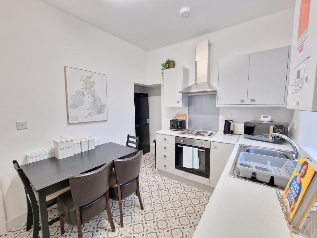 Burnley Terraced House by BEVOLVE - Free Parking 2