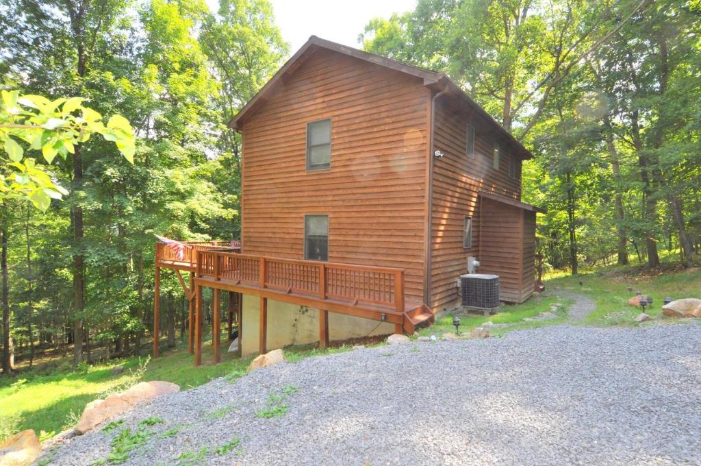 Almost Heaven - Grill, 2 King Beds, Wifi, Deck, Pool Access, Hiking, Wood Stove, Family Friendly, Berkeley Springs