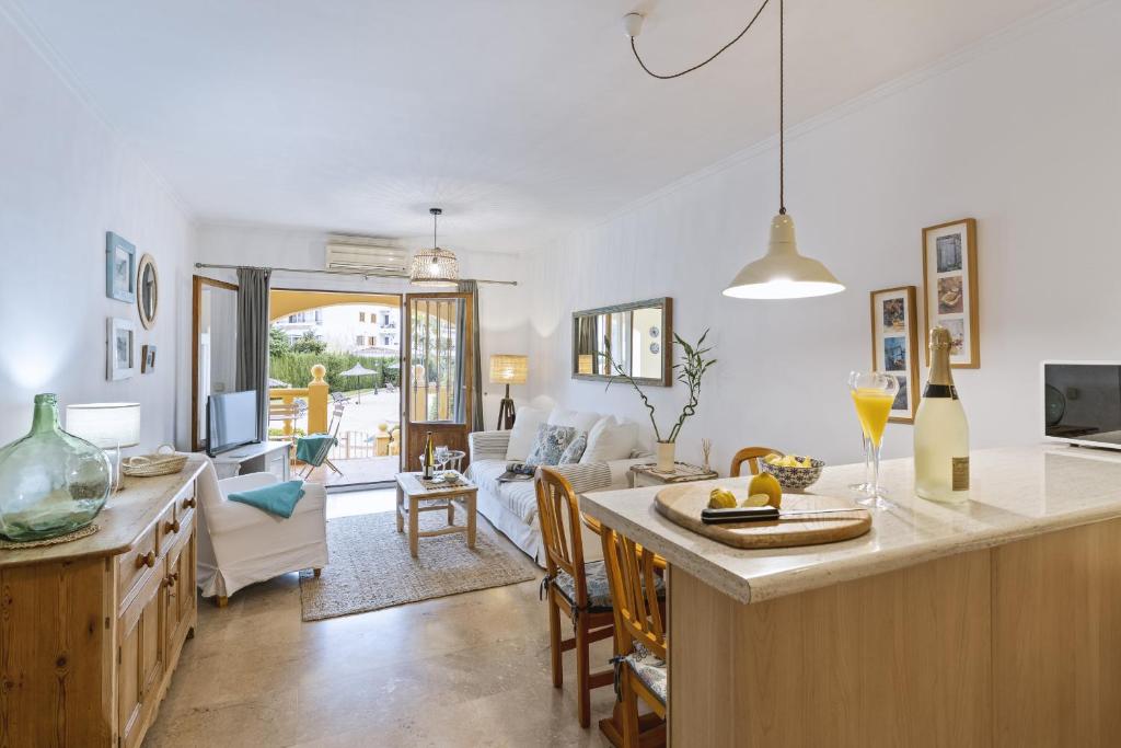 Olive Beach, Aduanas