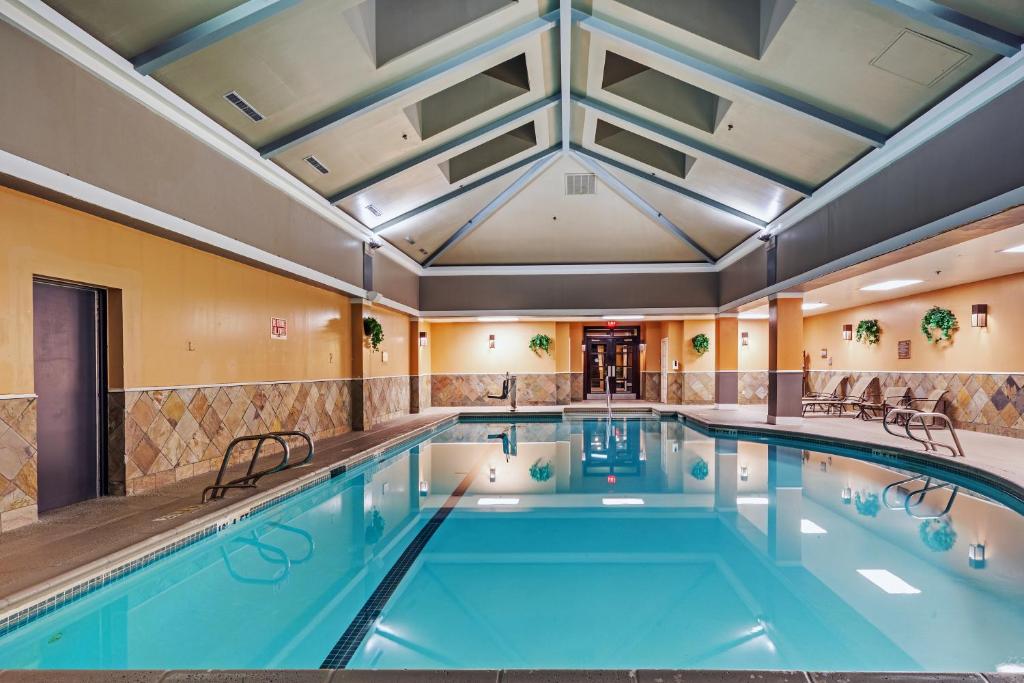 DoubleTree by Hilton Tulsa-Downtown スイミングプール