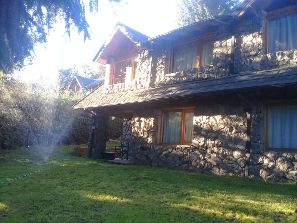 LA Nevadita, Chalet cabin located near the center- It includes suite room with double bed and another 2 bedrooms with two singles beds- Living room fireplace, Hot water, WI-FI - 3