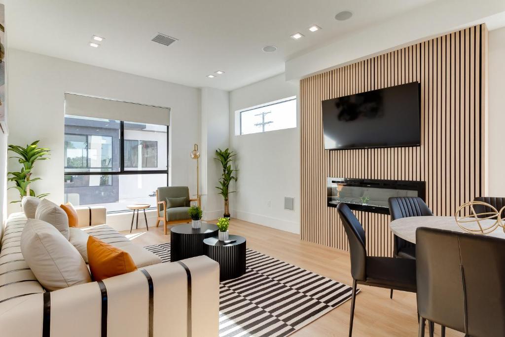 Brand New Modern 4 Bedroom House Pickfair Village, Los Angeles