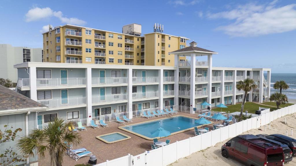 Coastal Waters 106 - A 1-1 Pool Side Retreat, New Smyrna Beach