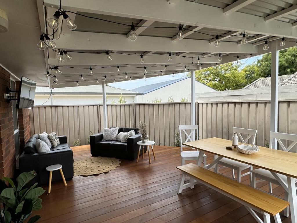 The J's - Pets welcome outside, Robe