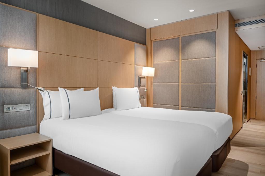 AC Hotel Victoria Suites by Marriott - 5