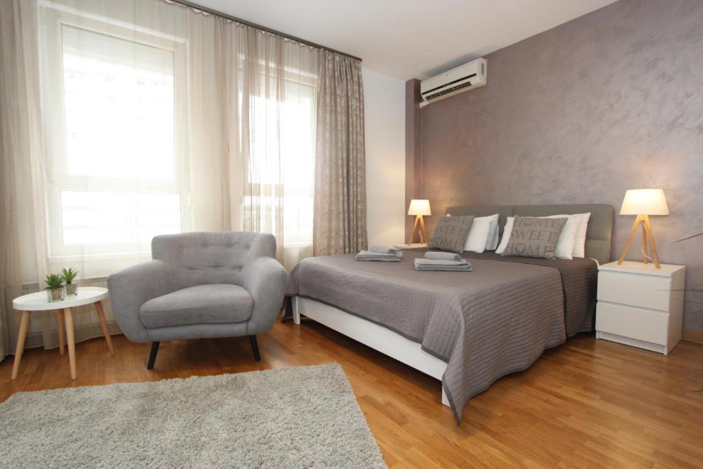 Kokpit - Stan Na Dan Novi Beograd Belvil, parking 5 evra dan - 1