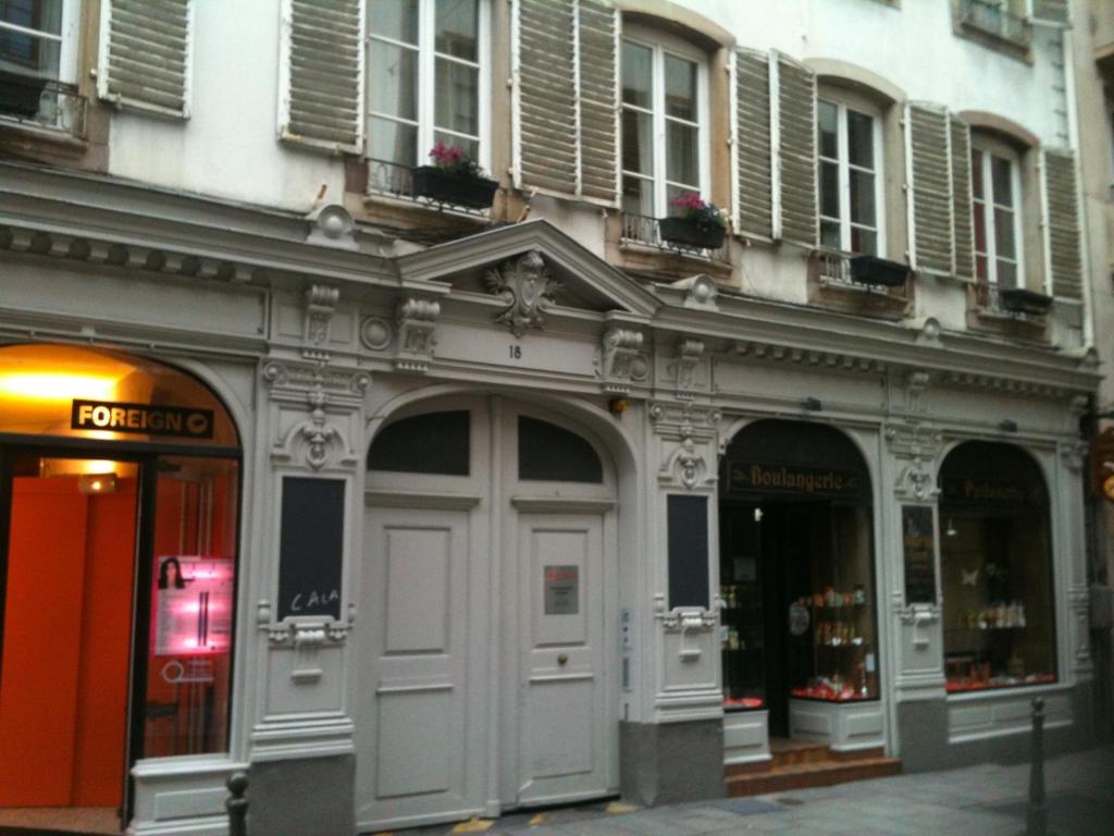 Les Serruriers - Appartement Spacieux avec Terrasse & Parking photo
