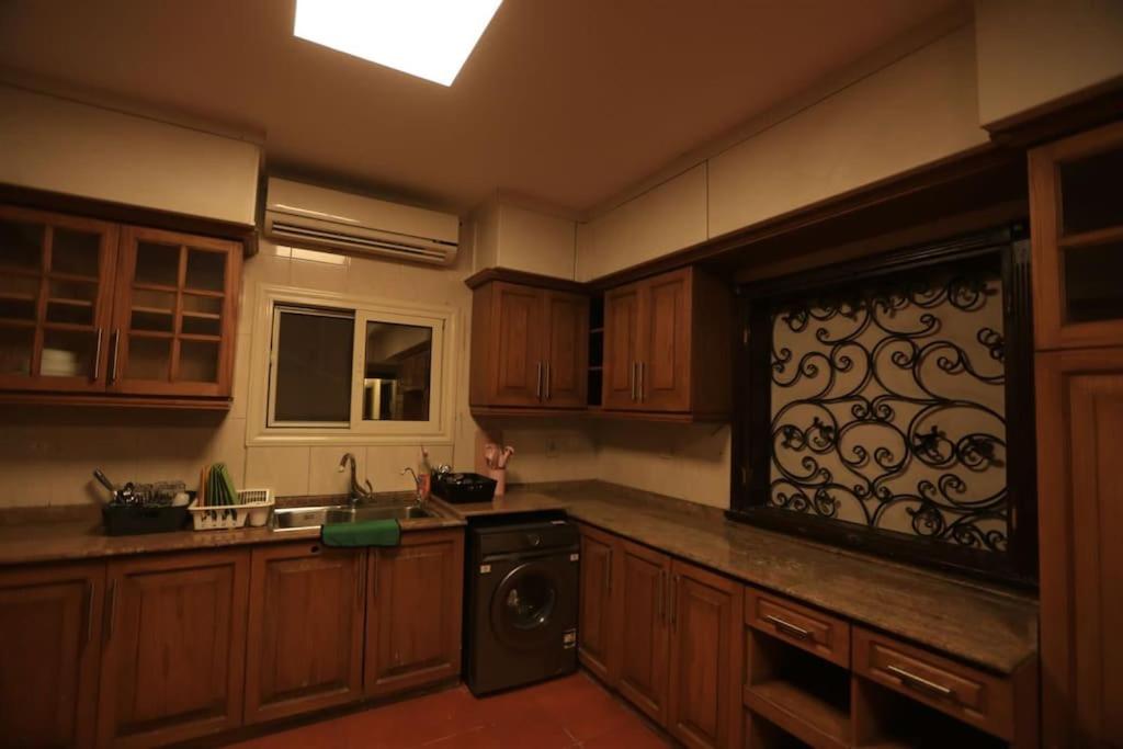 Munir`s residence 2의 깔끔하고 현대적인 객실 인테리어