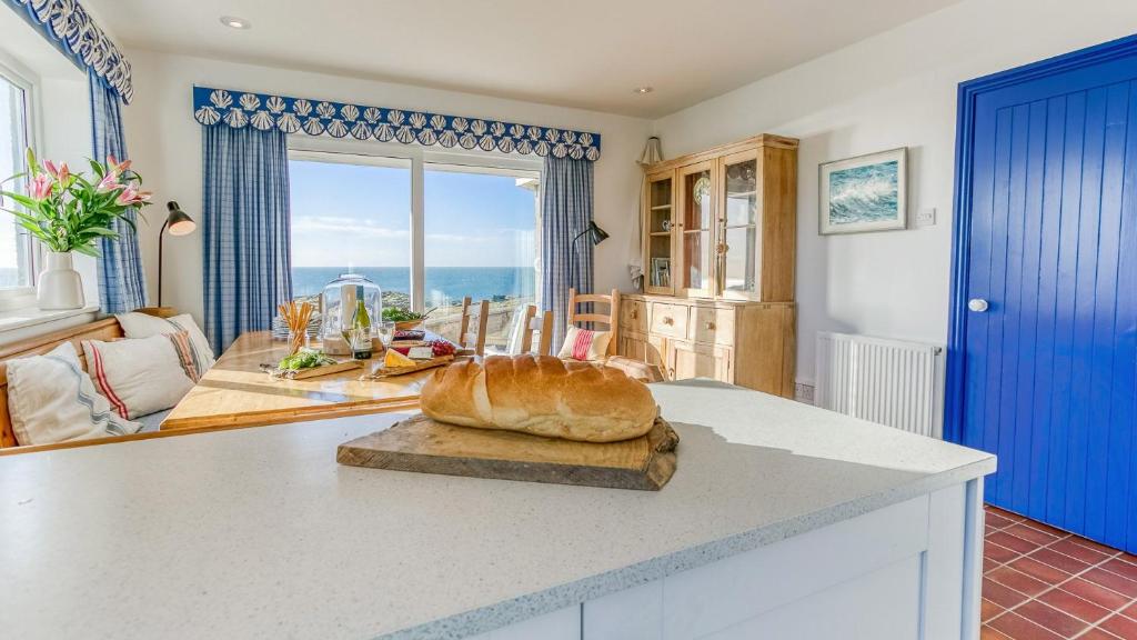 Min y Mor, Trearddur