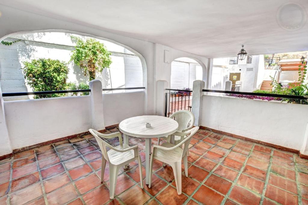 2 bedroom apartment with pool and barbecue - 4