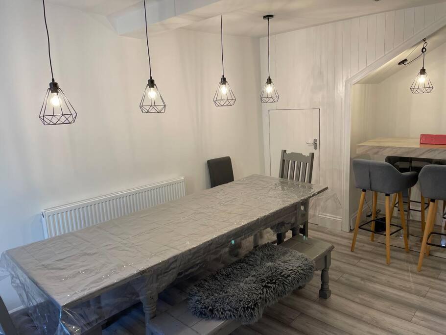 5 bed, 5 bath New refurbishment for 2024. Sleeps 16, 60 yds beach & harbour photo 8