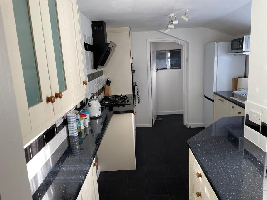 5 bed, 5 bath New refurbishment for 2024. Sleeps 16, 60 yds beach & harbour photo 6