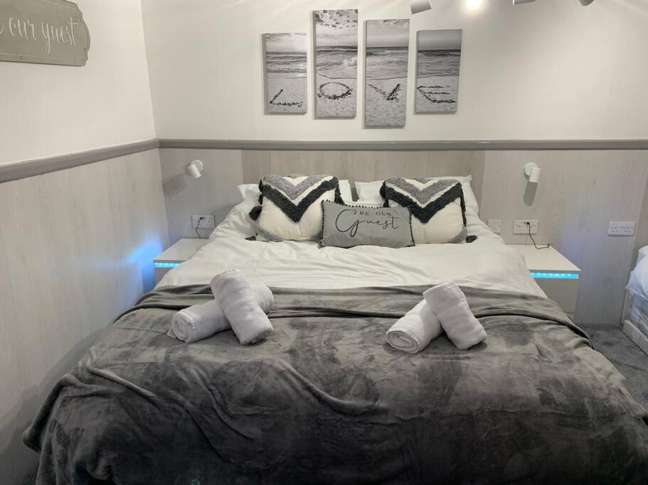 5 bed, 5 bath New refurbishment for 2024. Sleeps 16, 60 yds beach & harbour, Weymouth