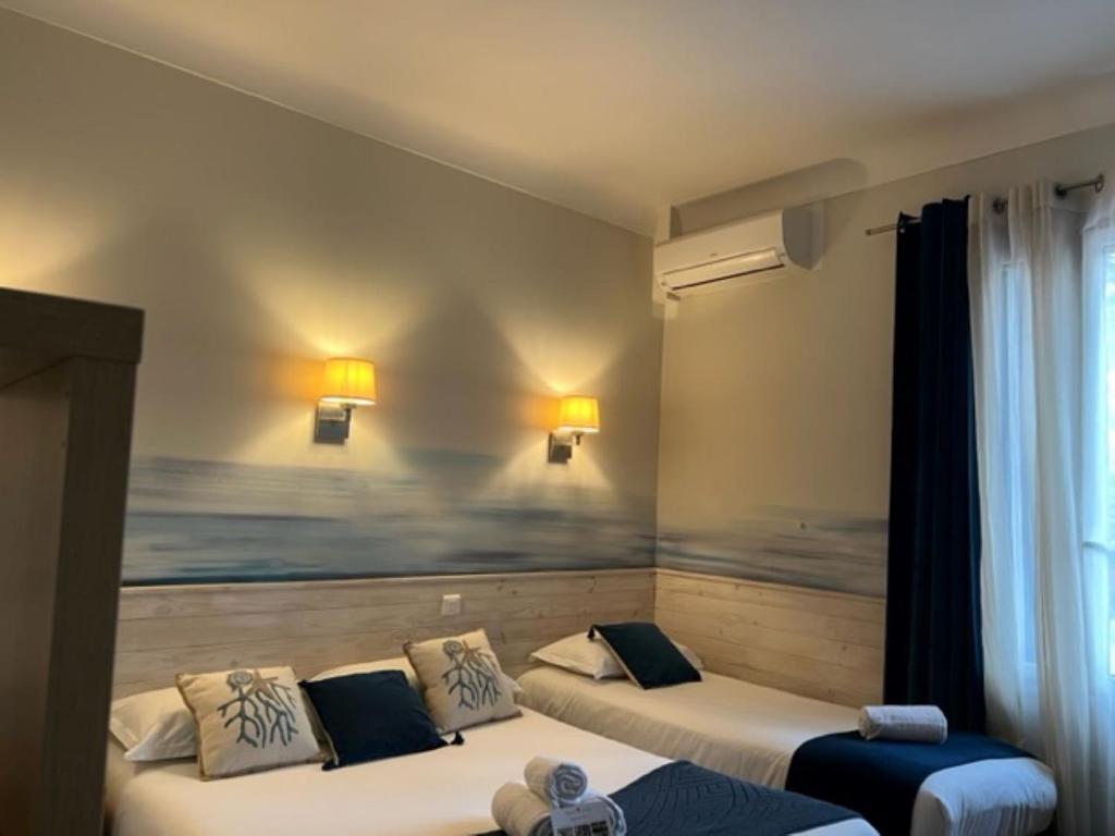 Standard Quadruple Room with window overlooking the parking