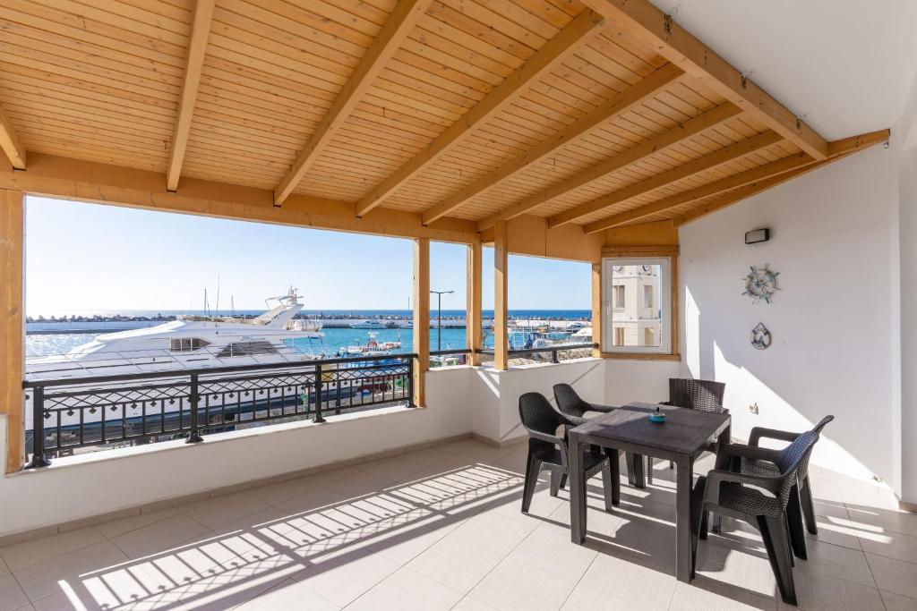 Port house with amazing sea view and jacuzzi, Ierápetra