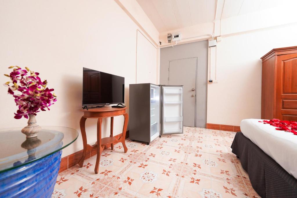 Shared lounge/TV area