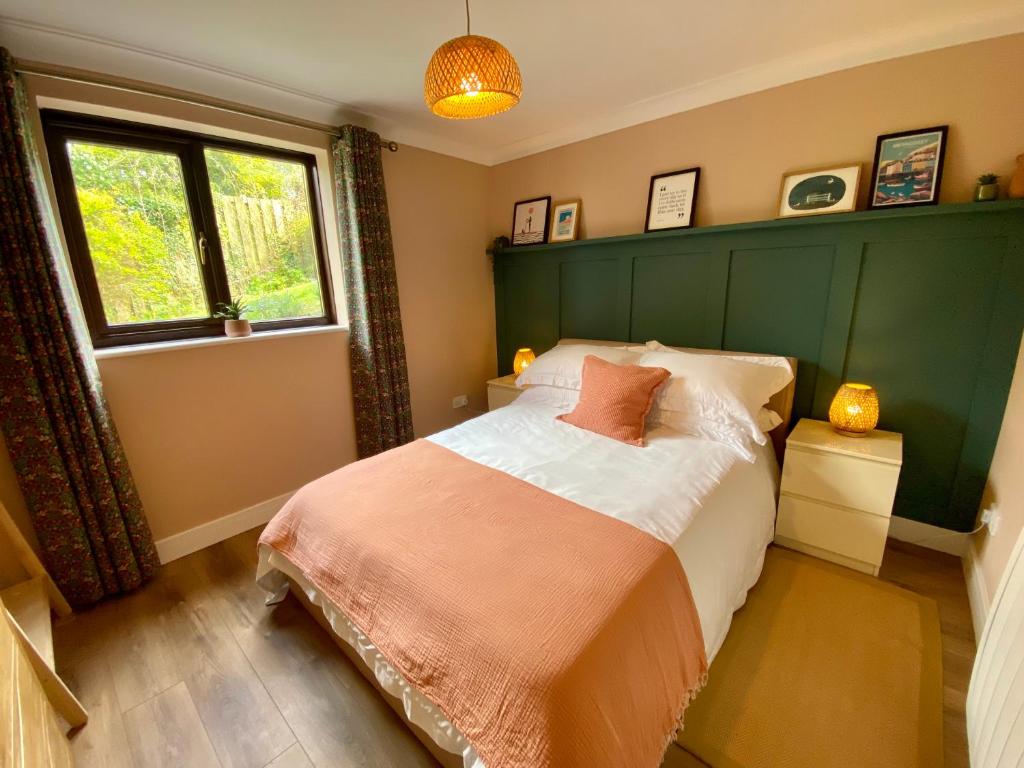 About Time Meva - stylish two-bedroom, dog-friendly home-from-home with parking and garden, Mevagissey