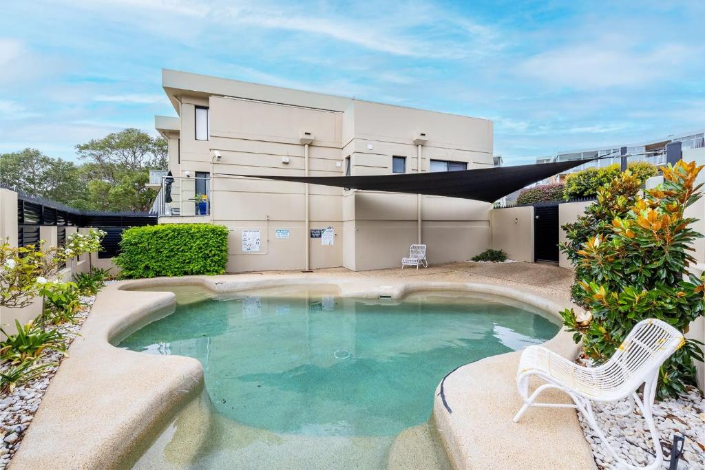 Paradiso, 4,4 Laman St - Unit with aircon, wi-fi, pool and in the heart of town, water views, Nelson Bay