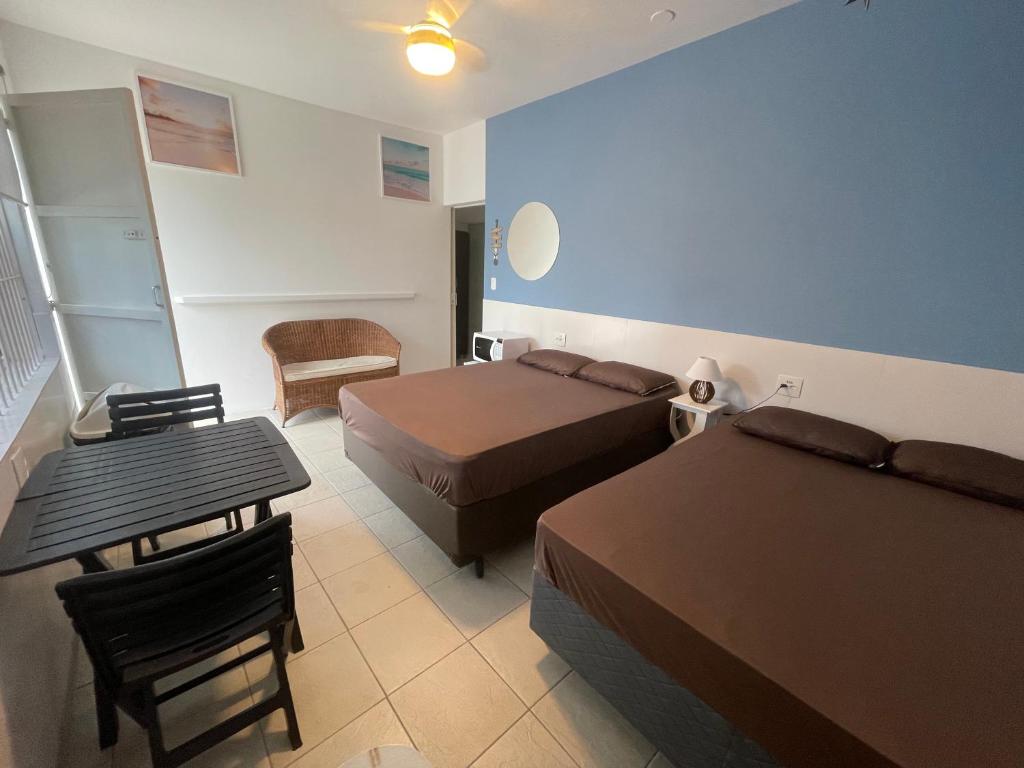 Remar Suítes 03 - Melhor localização do Guarujá, perto da praia e com ar condicionado!, Guarujá