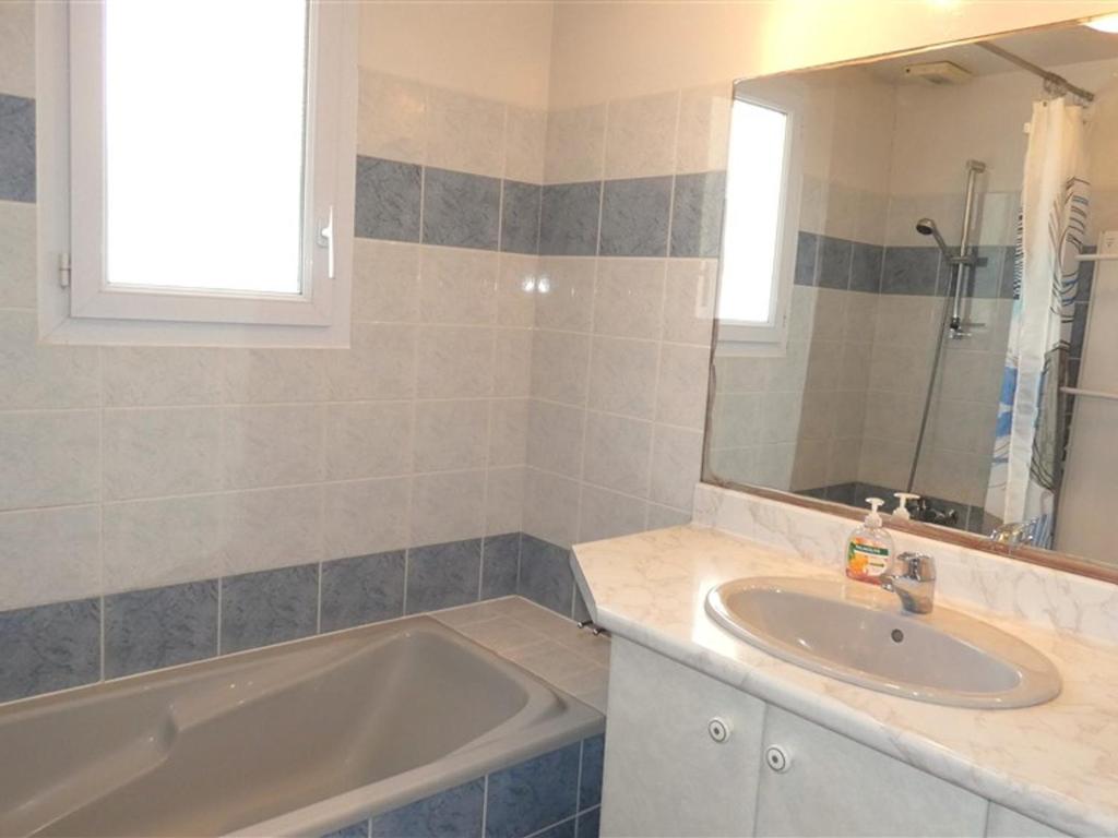 Maison 2 chambres proche plage et commerces, terrasse couverte - FR-1-323-284 - 4