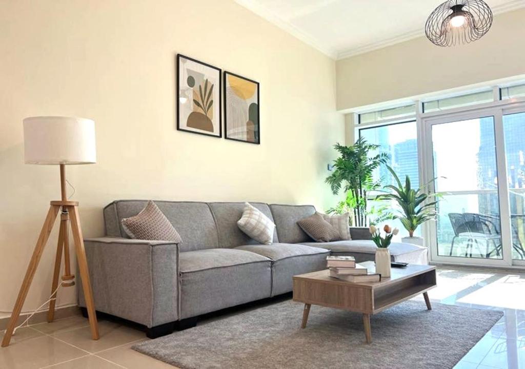 Lake View 1BR Apt Balcony & Near DMCC Metro, Dubaj