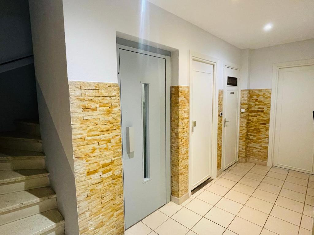 Cannes premium 3 BR 2 bath fully renovated heart of town by Olam Properties - 2