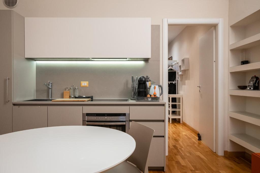 Stylish Navigli Apartment - Walk to Darsena & Duomo - 4