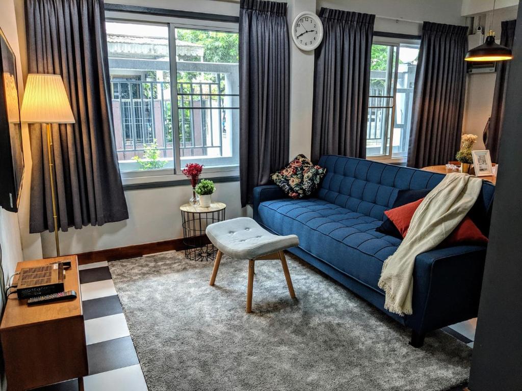 Entire 2-storey house, 2 br, 2 toilet and shower, 2 car parks, only 400 m from MRT Huai Kwang