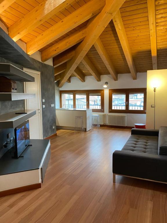 Interno 8 appartamento con box auto privato gratuito - 2